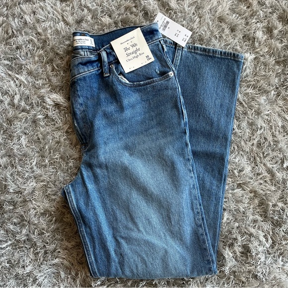 NEW!!! A&F Vintage Stretch Denim

Ultra High Rise 90s Straight Jean - Picture 3 of 7
